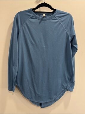Under Armour Long Sleeve Athletic Top Size Medium